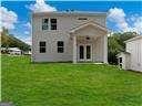 view of front facade featuring a front yard