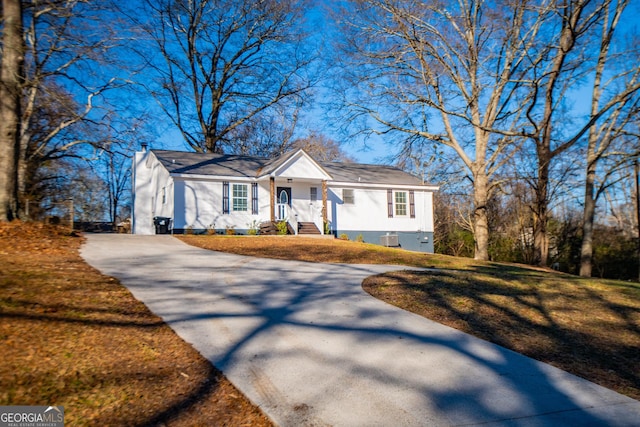 view of front of property with a front lawn