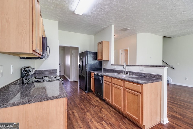 kitchen with kitchen peninsula, a textured ceiling, black appliances, dark hardwood / wood-style flooring, and sink