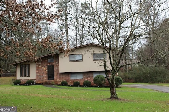 split level home featuring a front yard