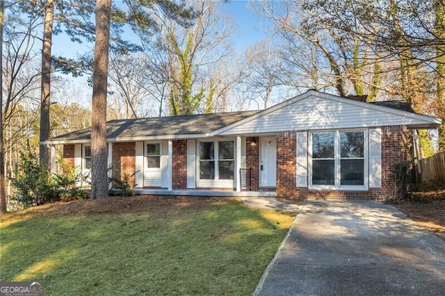 single story home with a front yard