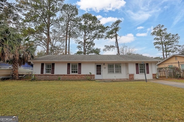 ranch-style home featuring a front lawn