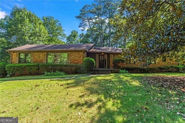 ranch-style home featuring a front lawn