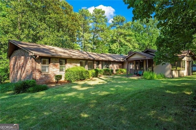 single story home featuring a front yard