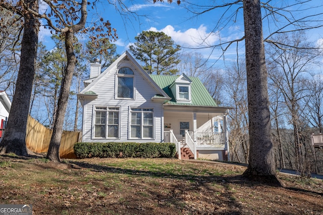 view of front of house with covered porch and a front lawn