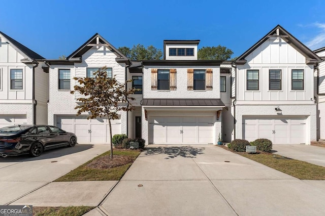 townhome / multi-family property featuring a garage