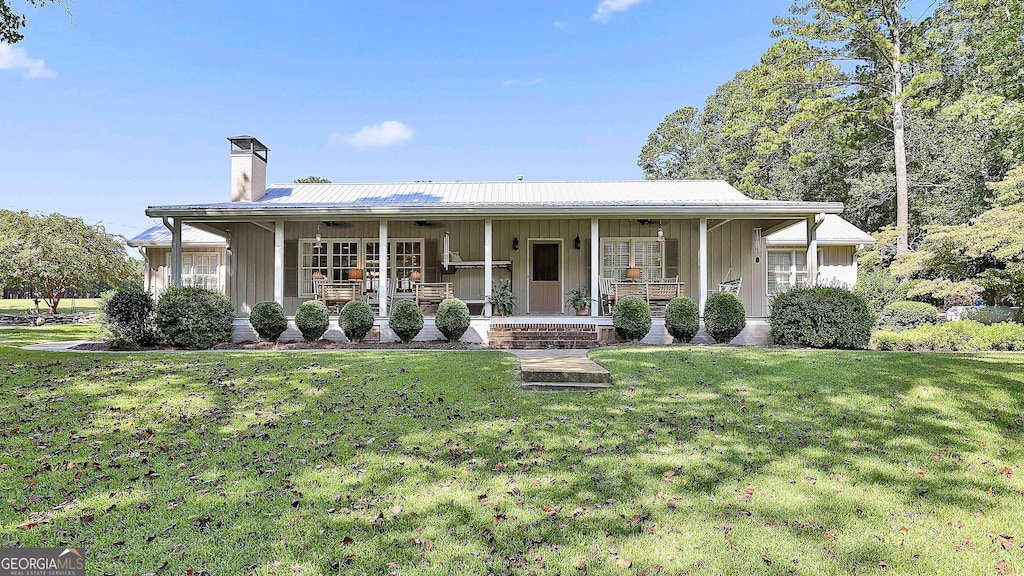 view of front of property featuring covered porch and a front yard