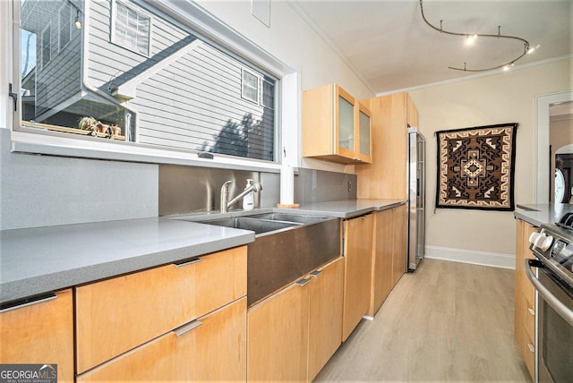 kitchen featuring range, light hardwood / wood-style floors, sink, stainless steel fridge, and ornamental molding