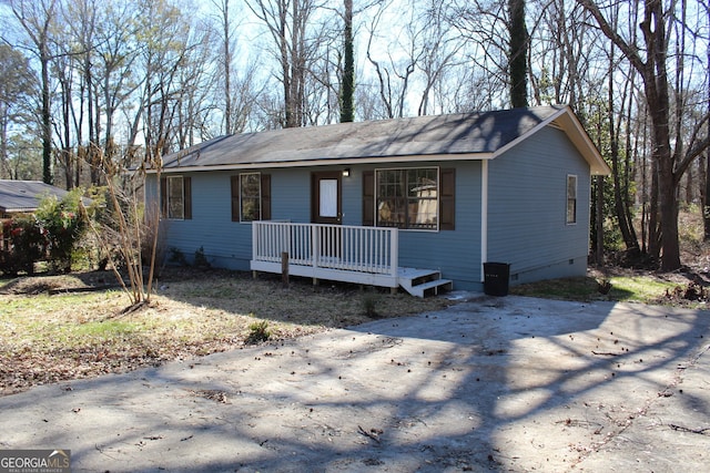 ranch-style house with covered porch