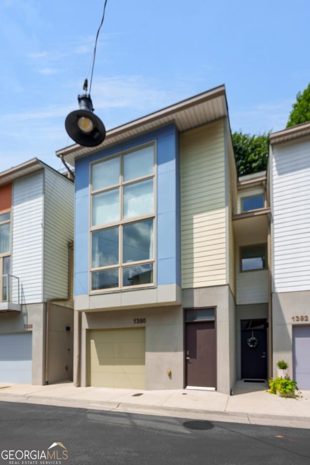 view of front of house featuring a garage