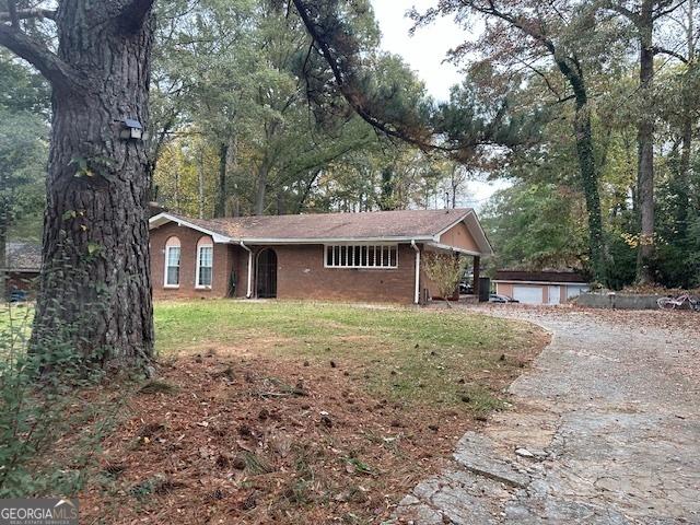 view of front of house featuring a garage and a front yard