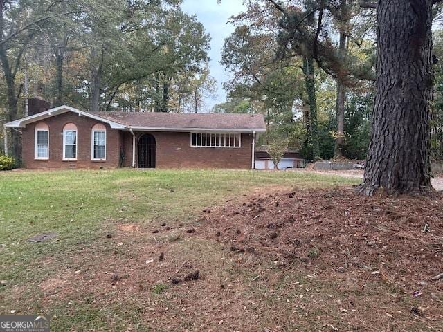 single story home featuring a front yard