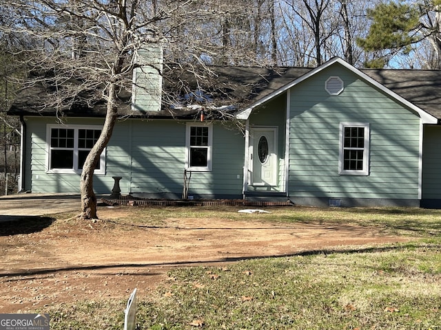 view of front facade featuring a front yard