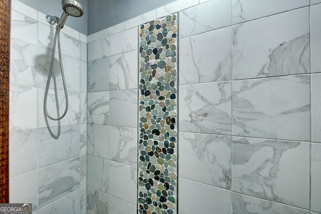 bathroom featuring a tile shower