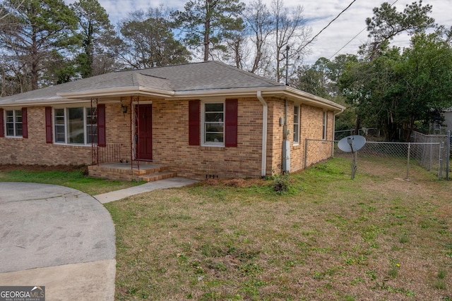 ranch-style home featuring a front lawn