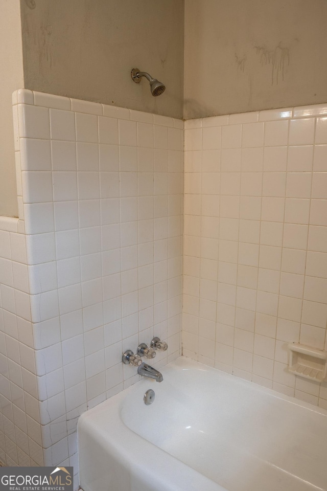 bathroom featuring tiled shower / bath combo