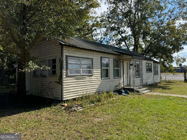 view of front of property with a front lawn