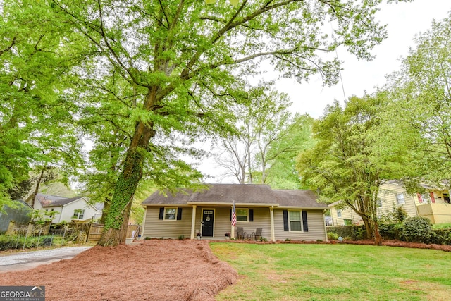 ranch-style home featuring a front lawn