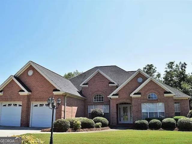 view of front of home featuring a front lawn