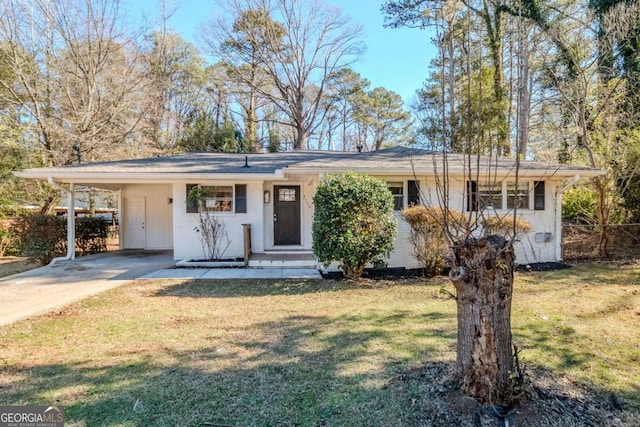 view of front of property featuring a front lawn and a carport