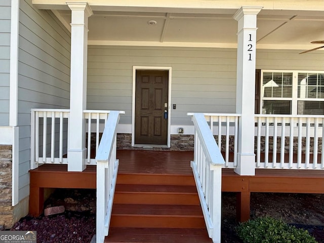 property entrance featuring ceiling fan and covered porch