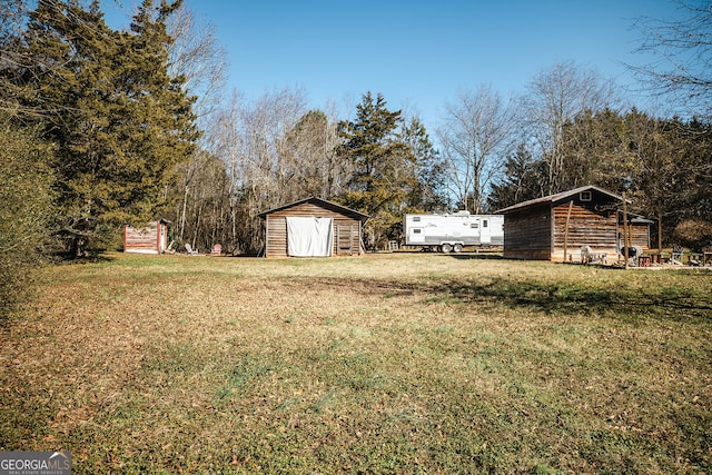 view of yard featuring a shed