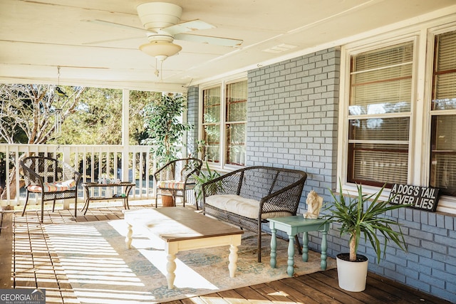 sunroom featuring ceiling fan