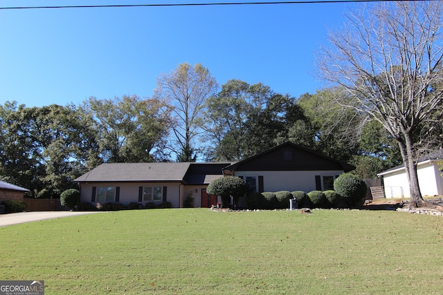 ranch-style home featuring a front lawn