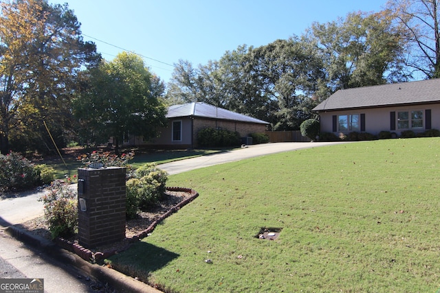 ranch-style home featuring a front yard