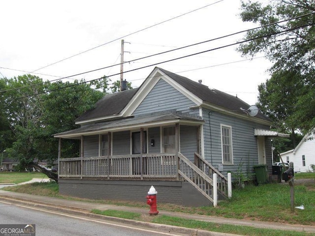 country-style home with a porch