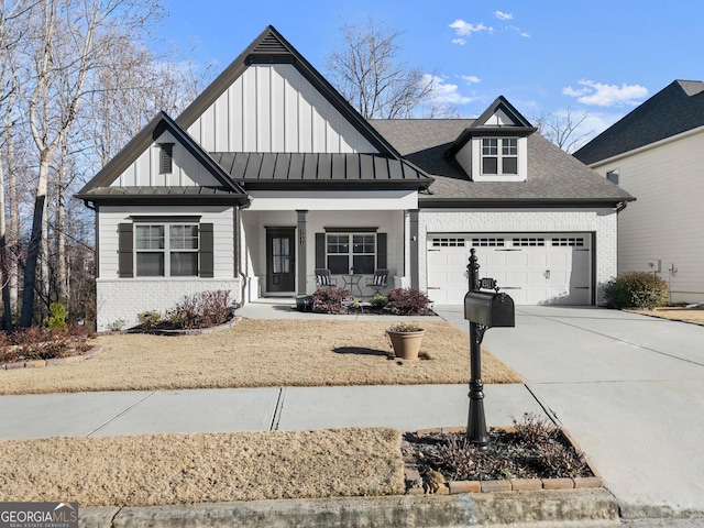 view of front of house with covered porch and a garage