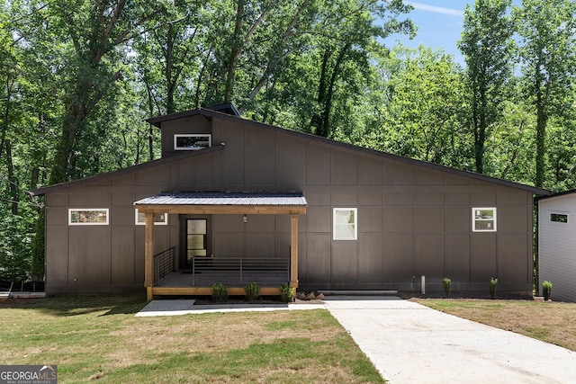 view of front of house featuring a front lawn