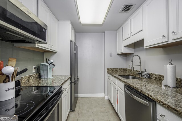 bedroom featuring ceiling fan, light hardwood / wood-style floors, a textured ceiling, and connected bathroom