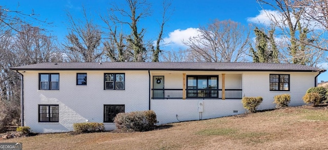 single story home featuring a front yard