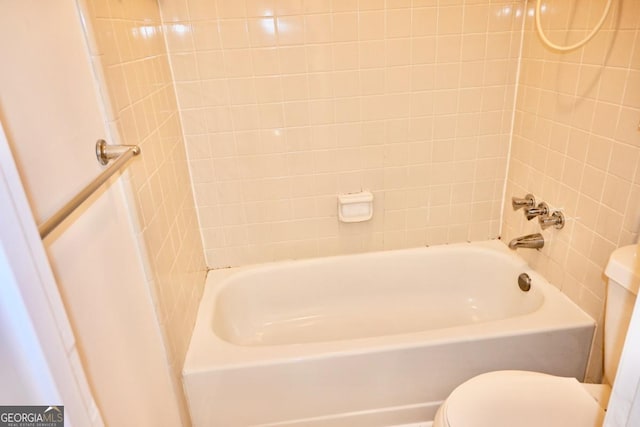 bathroom featuring toilet and washtub / shower combination