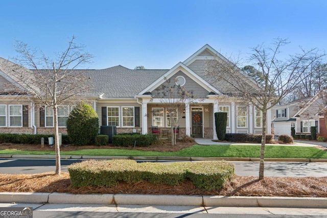 craftsman house featuring a front yard