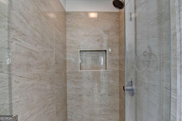 bathroom featuring a tile shower