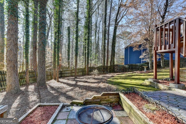 view of yard featuring a fire pit