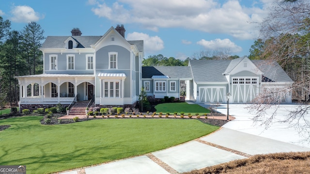 victorian house featuring a front yard