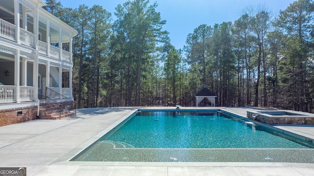 view of swimming pool with an in ground hot tub and a patio area