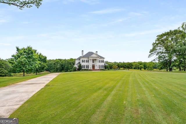 view of front of property featuring a front yard