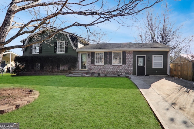 view of front of property featuring a front yard