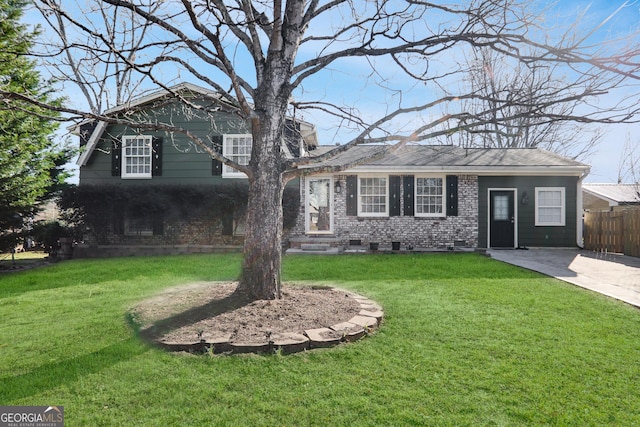 view of front of house featuring a front yard