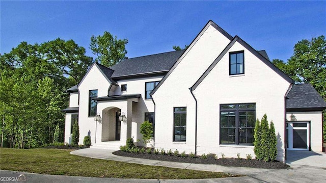 view of front of home featuring a front lawn