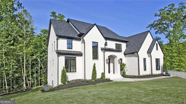 view of front of home with a front lawn