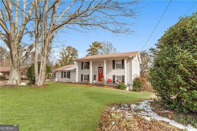 view of front of house featuring a front lawn