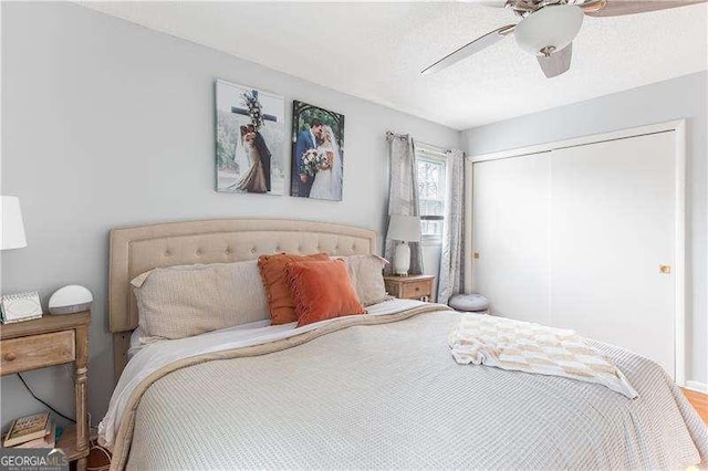 bedroom featuring a closet, ceiling fan, and a textured ceiling