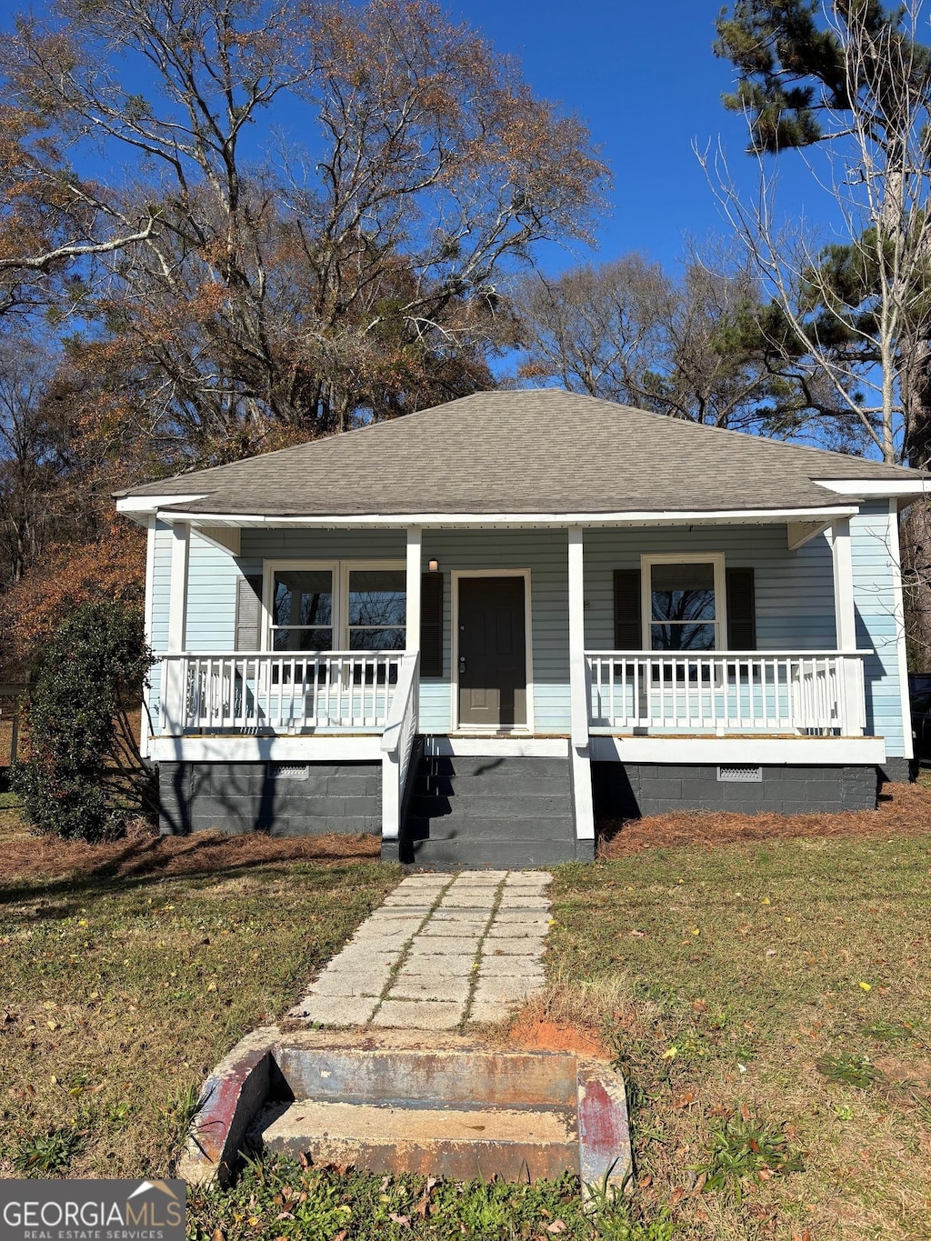 view of front of house with covered porch and a front yard