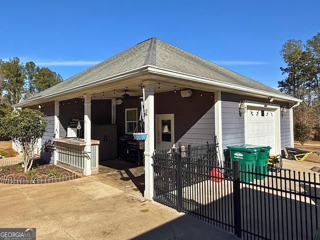 view of front of home with ceiling fan and a garage