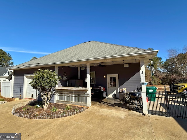 view of front of property with ceiling fan